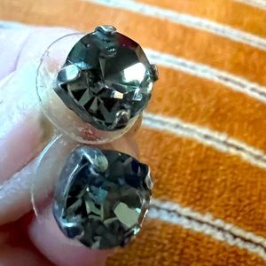 Chrystal grey glass stud earrings